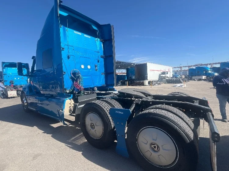 2020 International LT - image 5