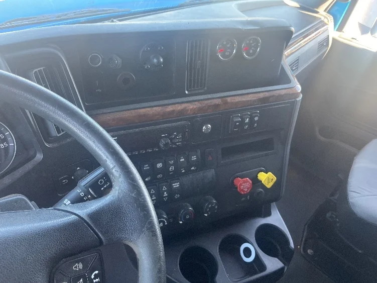 2020 International LT - image 10