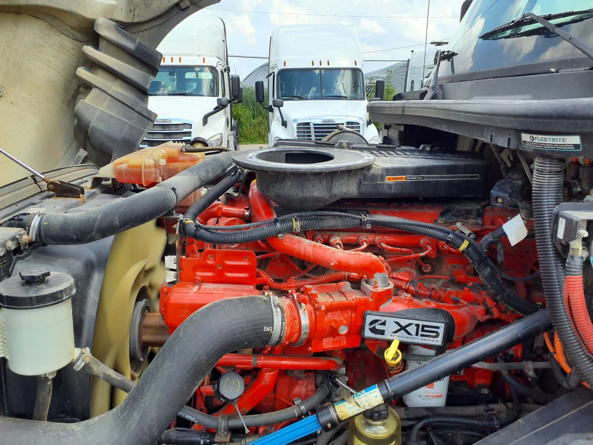 2019 International LT - image 8