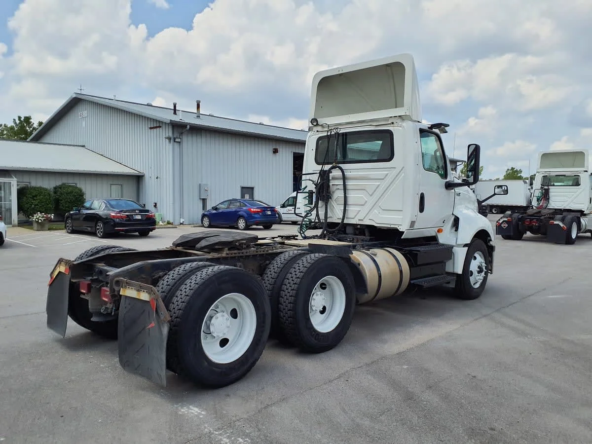 2019 International LT - image 4