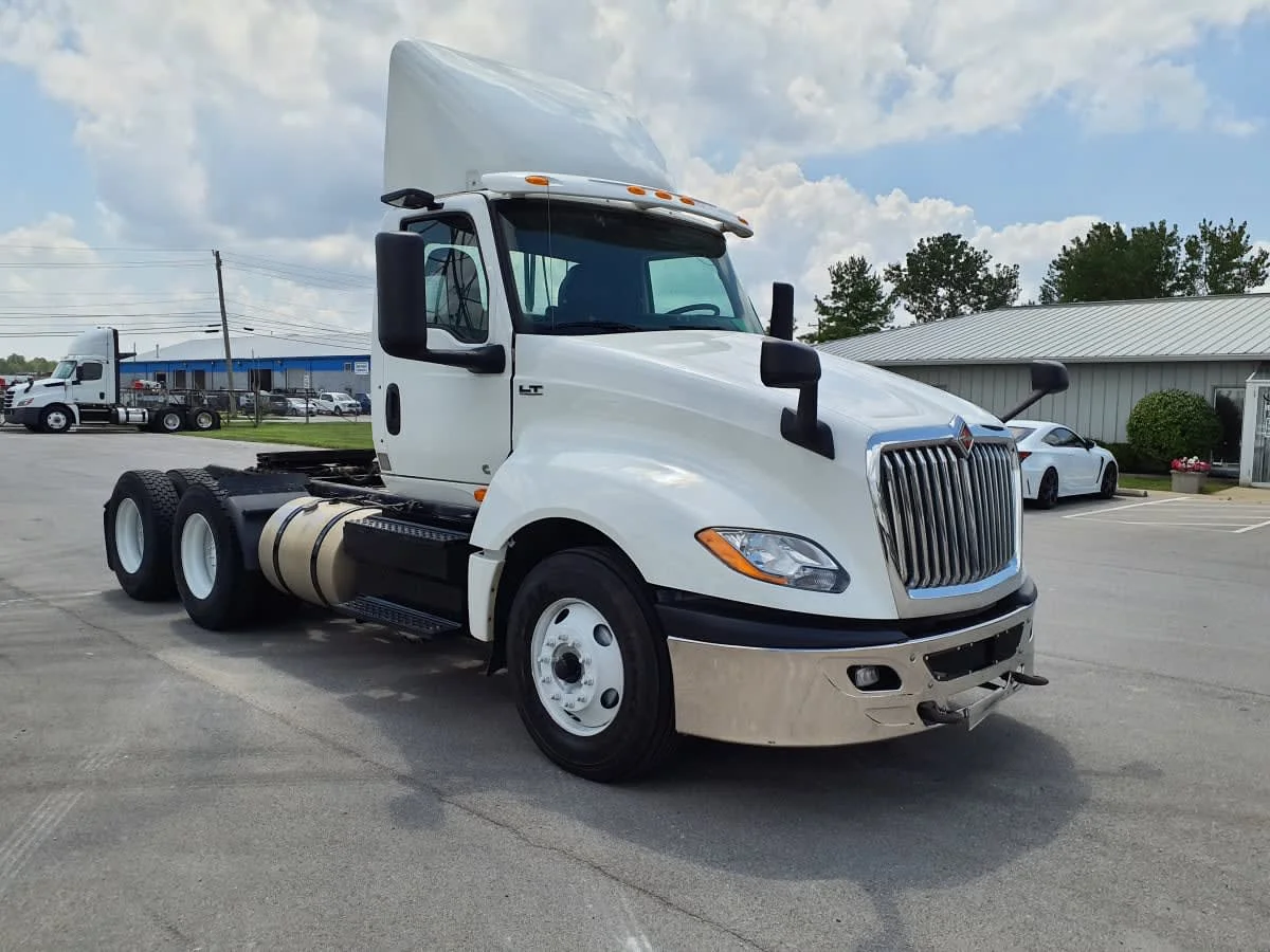 2019 International LT - image 3