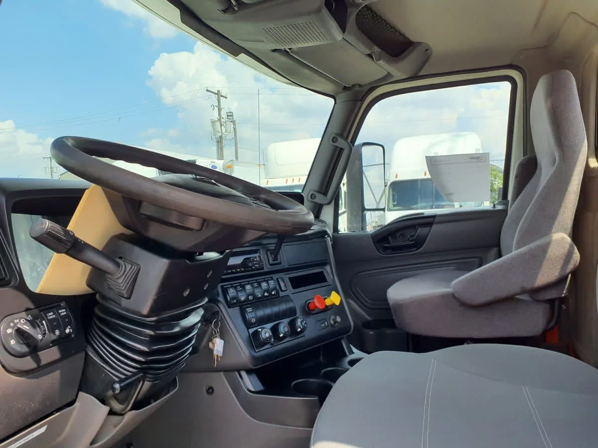 2019 International LT - image 7