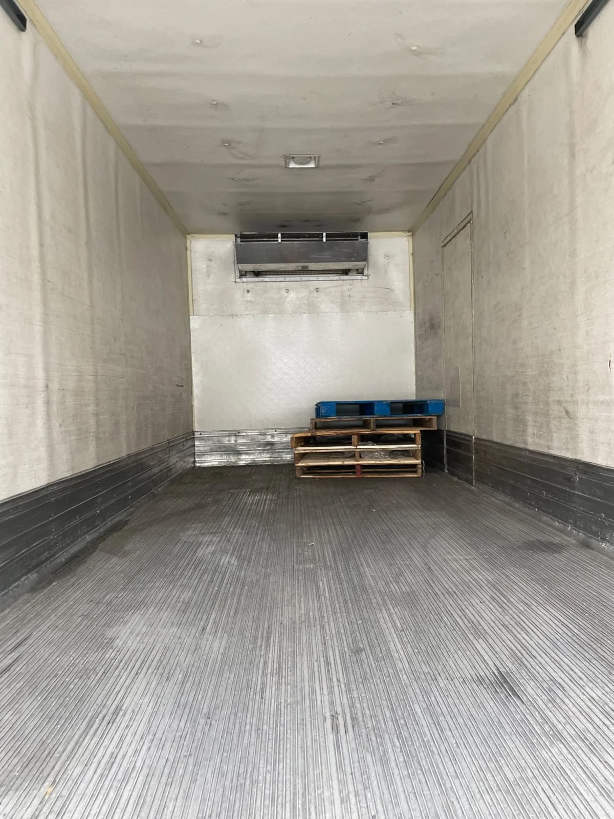 2013 Hino 338 - image 9