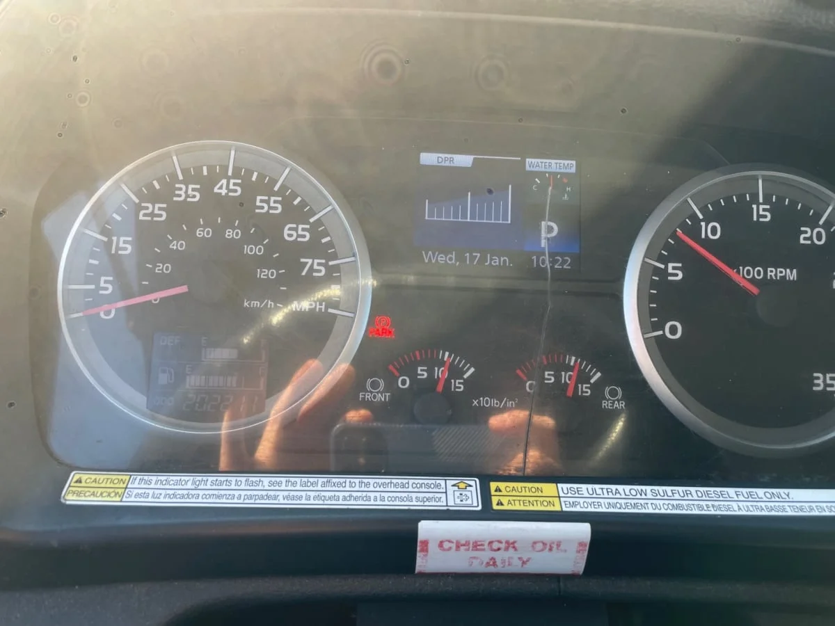 2013 Hino 338 - image 11