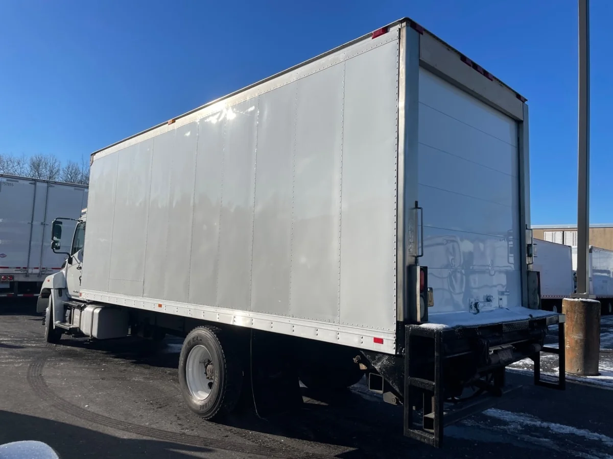 2013 Hino 338 - image 6