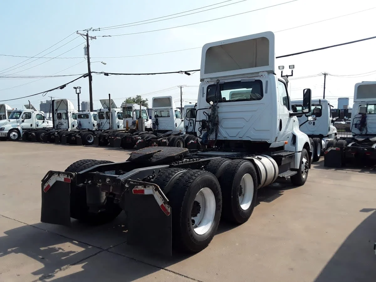 2019 International LT - image 4