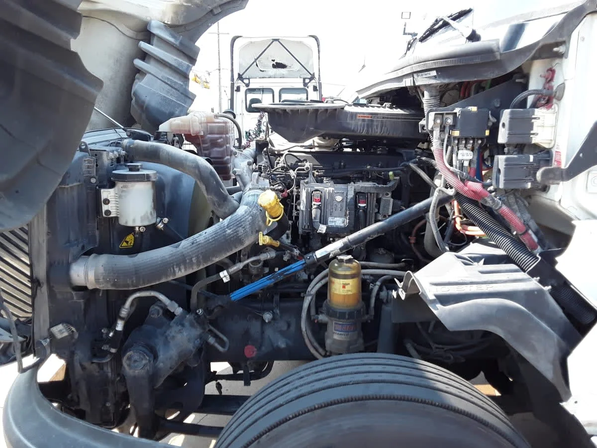 2019 International LT - image 8