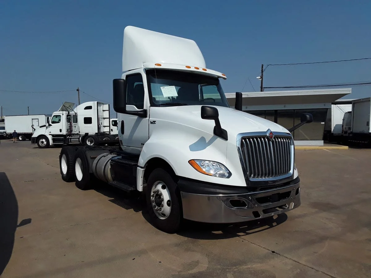 2019 International LT - image 3