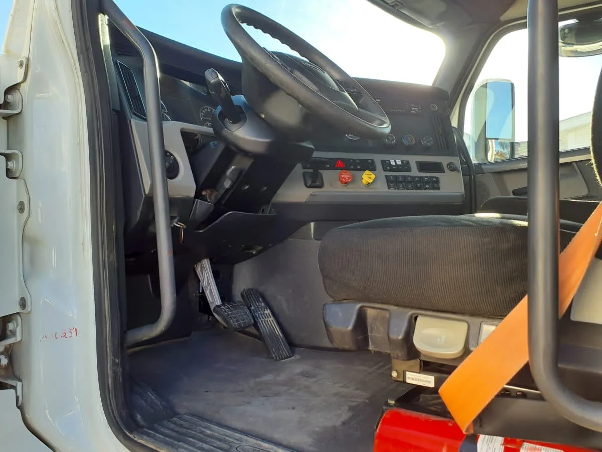 2019 Freightliner Cascadia - image 10