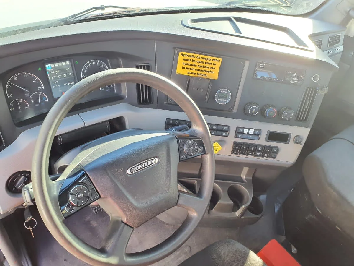 2019 Freightliner Cascadia - image 7