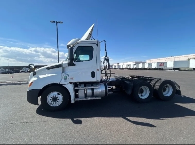 2020 Freightliner Cascadia in Phoenix, AZ — photo 4