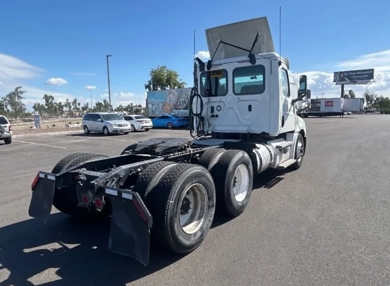 2020 Freightliner Cascadia in Phoenix, AZ — photo 7