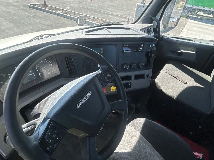 2020 Freightliner Cascadia in Phoenix, AZ — photo 10