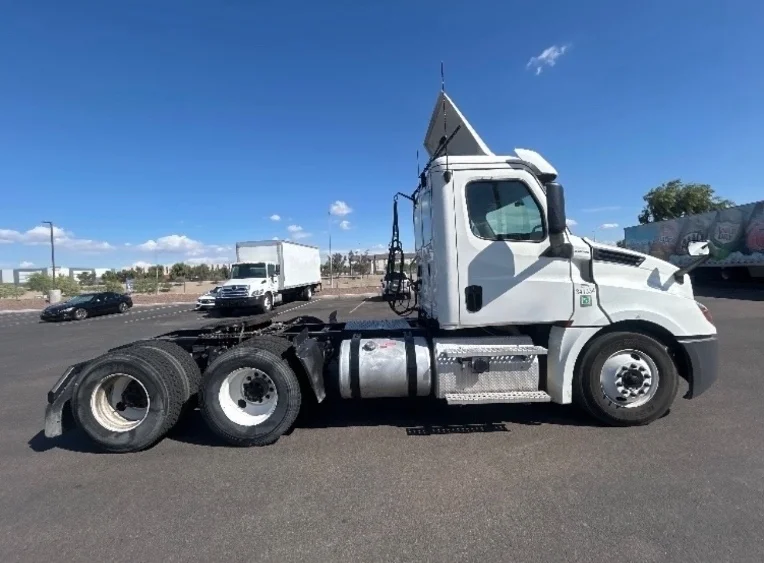 2020 Freightliner Cascadia in Phoenix, AZ — photo 8