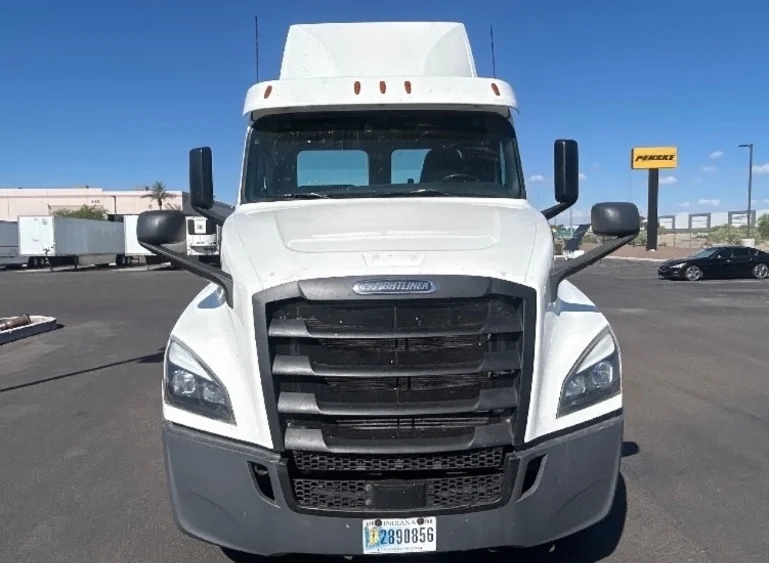 2020 Freightliner Cascadia in Phoenix, AZ — photo 2