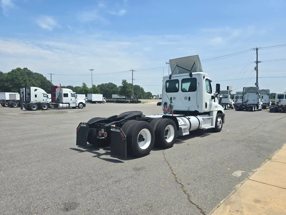 2019 Freightliner Cascadia in North Little Rock, AR — photo 4