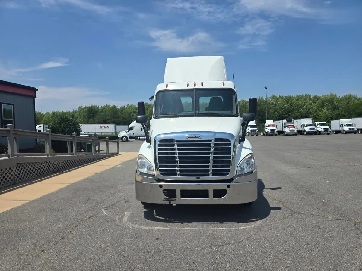 2019 Freightliner Cascadia in North Little Rock, AR — photo 2