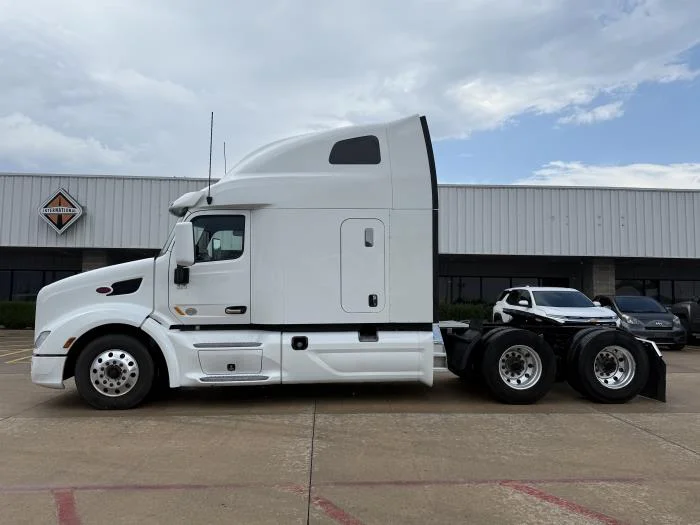 2022 Peterbilt 579 - image 3