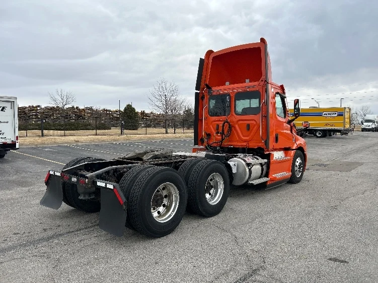 2020 Freightliner Cascadia - image 7