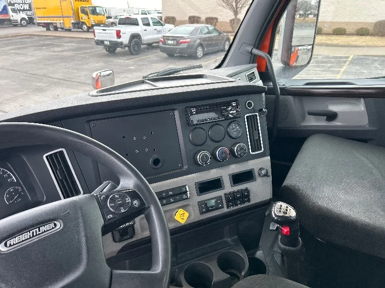 2020 Freightliner Cascadia - image 10