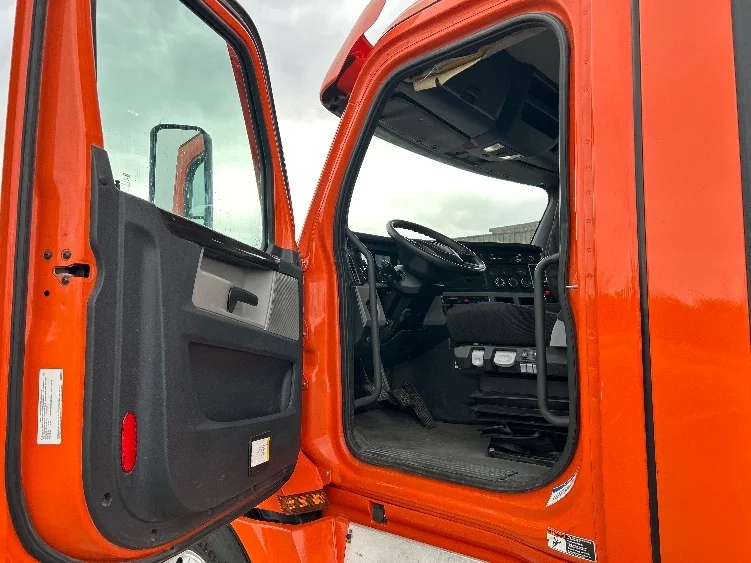 2020 Freightliner Cascadia - image 9