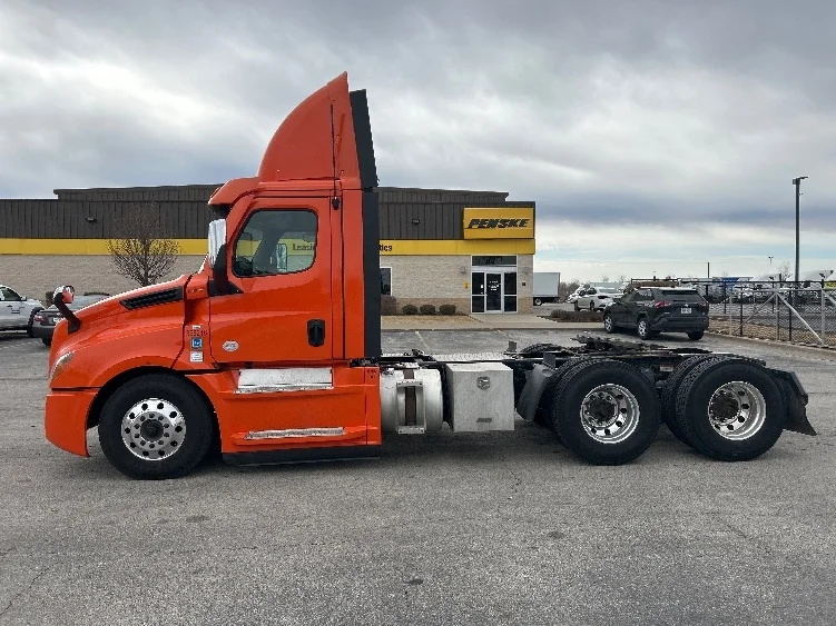 2020 Freightliner Cascadia - image 4