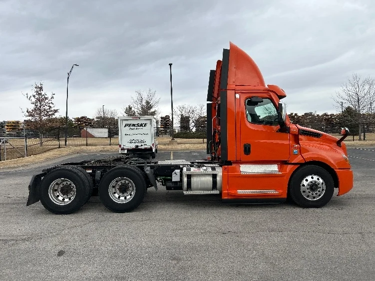 2020 Freightliner Cascadia - image 8