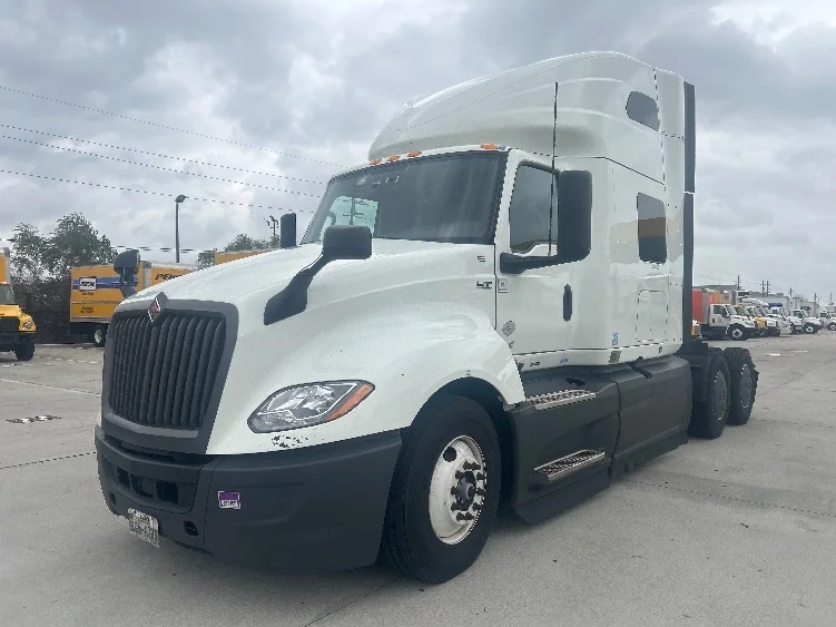 2023 International LT - image 3