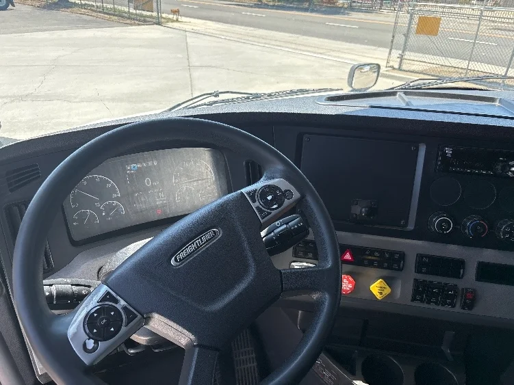 2020 Freightliner Cascadia in Fontana, CA — photo 10