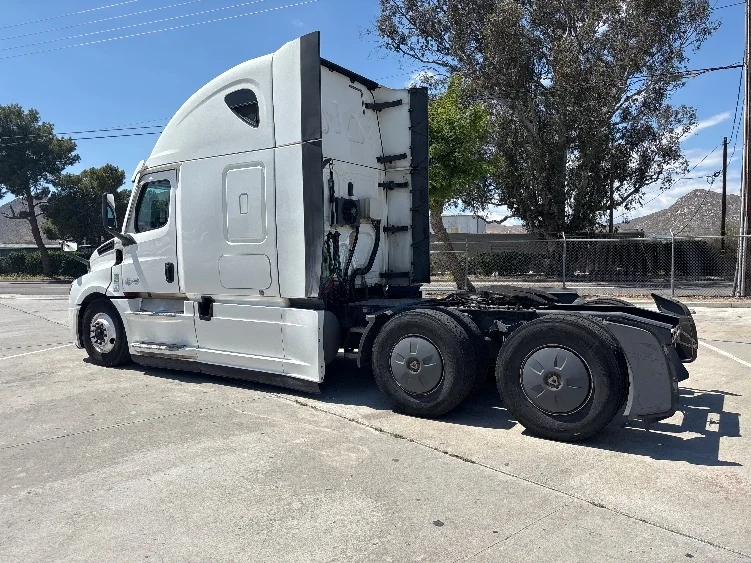 2020 Freightliner Cascadia in Fontana, CA — photo 5