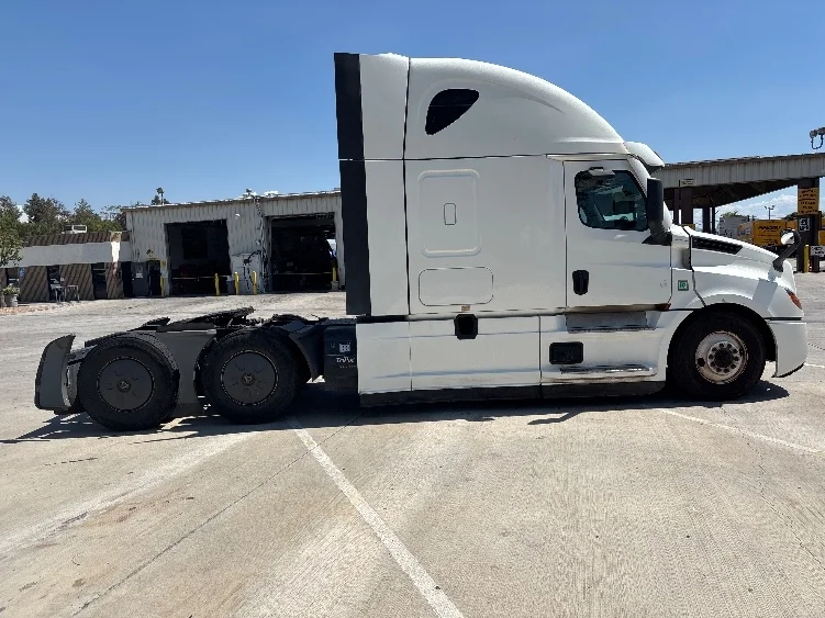 2020 Freightliner Cascadia in Fontana, CA — photo 8