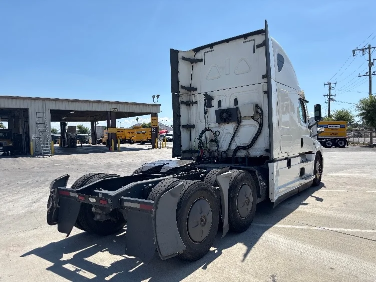 2020 Freightliner Cascadia in Fontana, CA — photo 7