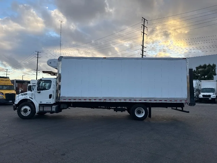 2016 Freightliner M2 106 - image 4