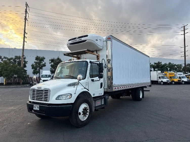2016 Freightliner M2 106 - image 3