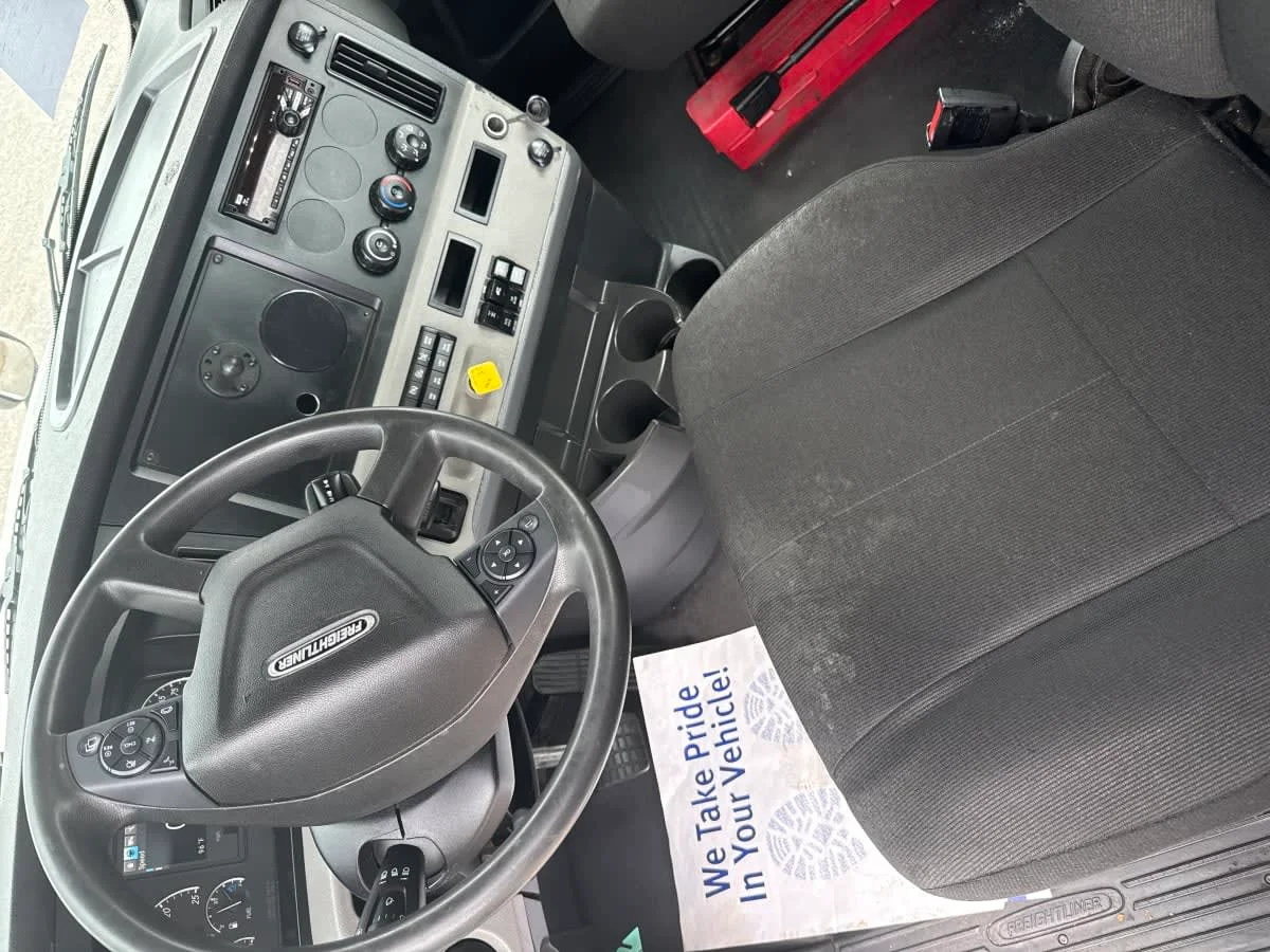 2020 Freightliner Cascadia in Birmingham, AL — photo 8