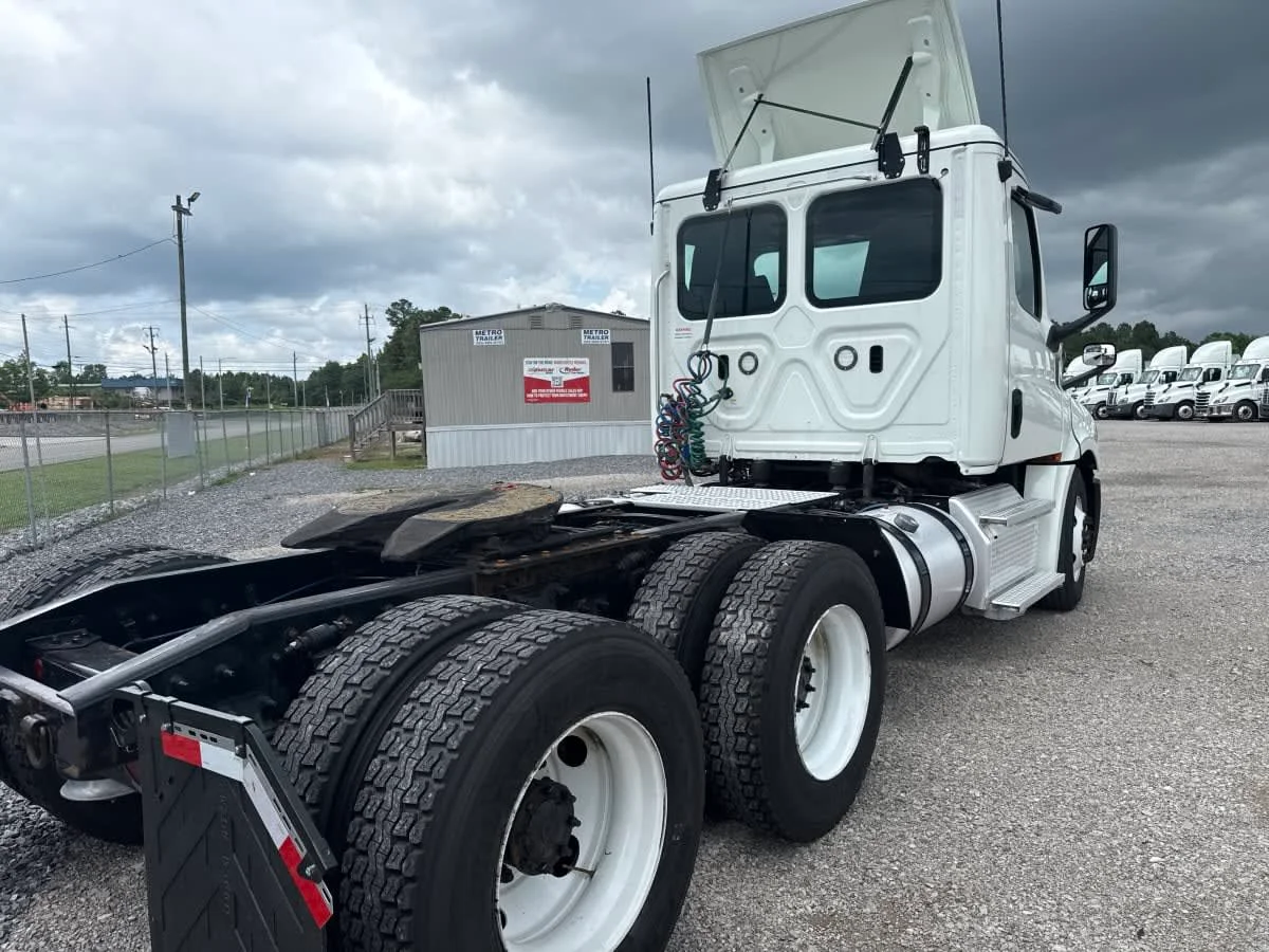 2020 Freightliner Cascadia in Birmingham, AL — photo 4