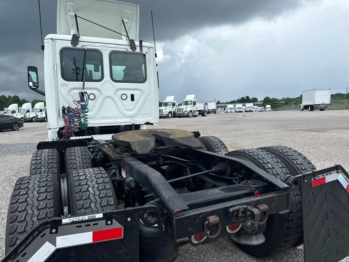 2020 Freightliner Cascadia in Birmingham, AL — photo 5