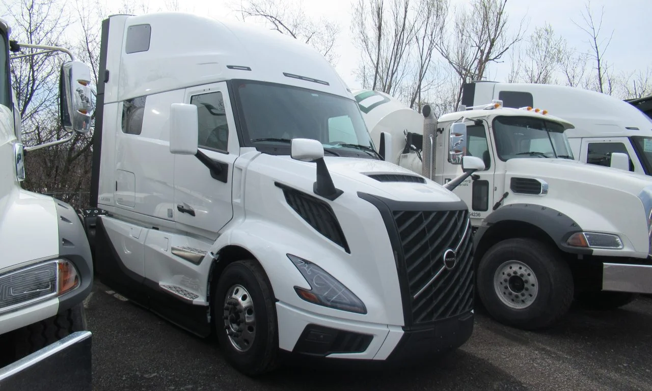 2027 Volvo VNL 860 in Rochester, NY — photo 2