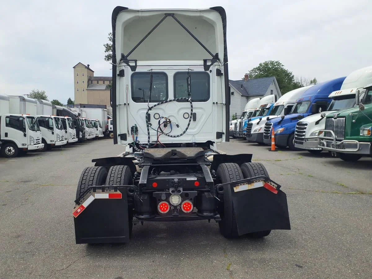 2019 Freightliner Cascadia - image 5