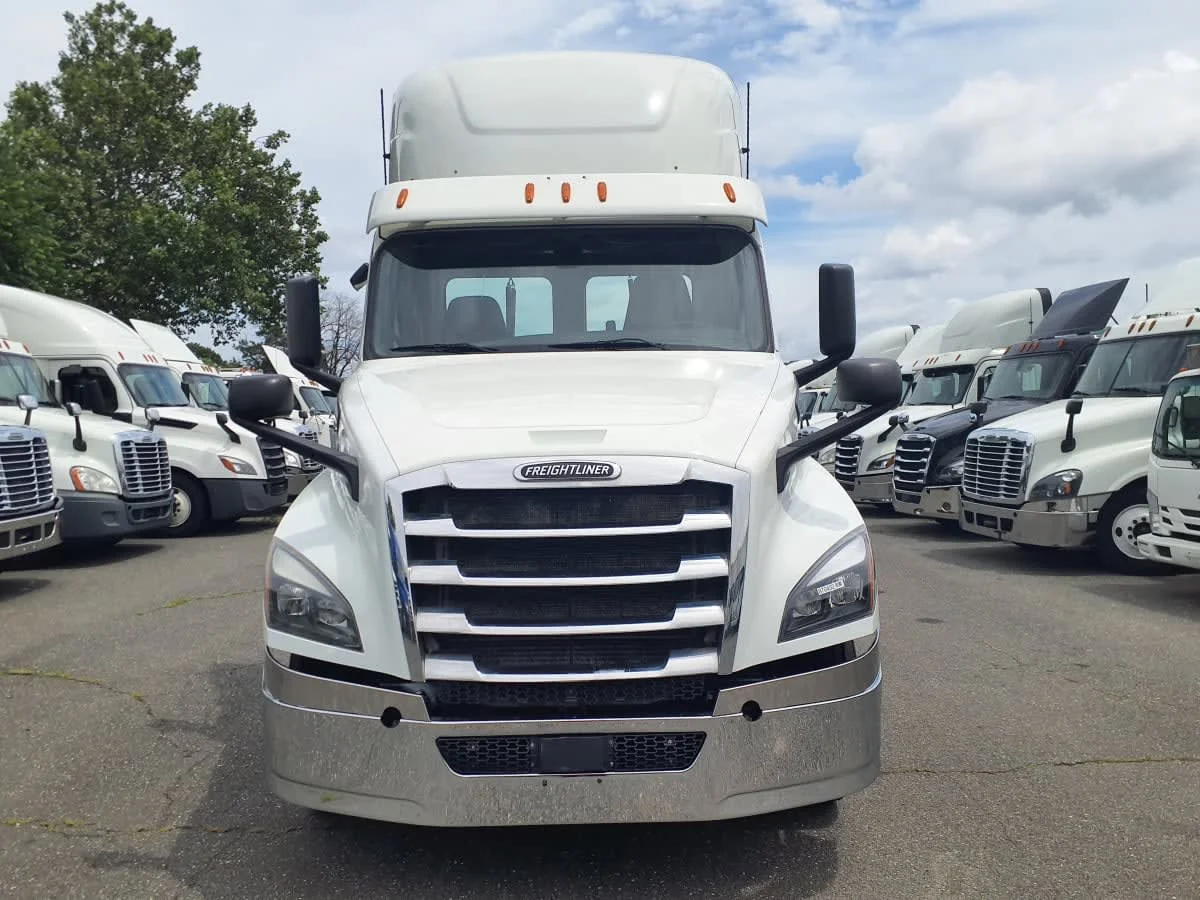 2019 Freightliner Cascadia - image 2