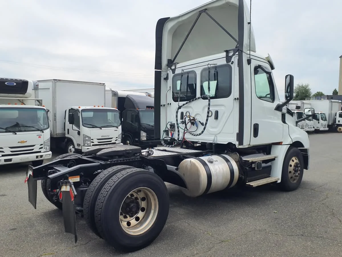 2019 Freightliner Cascadia - image 4