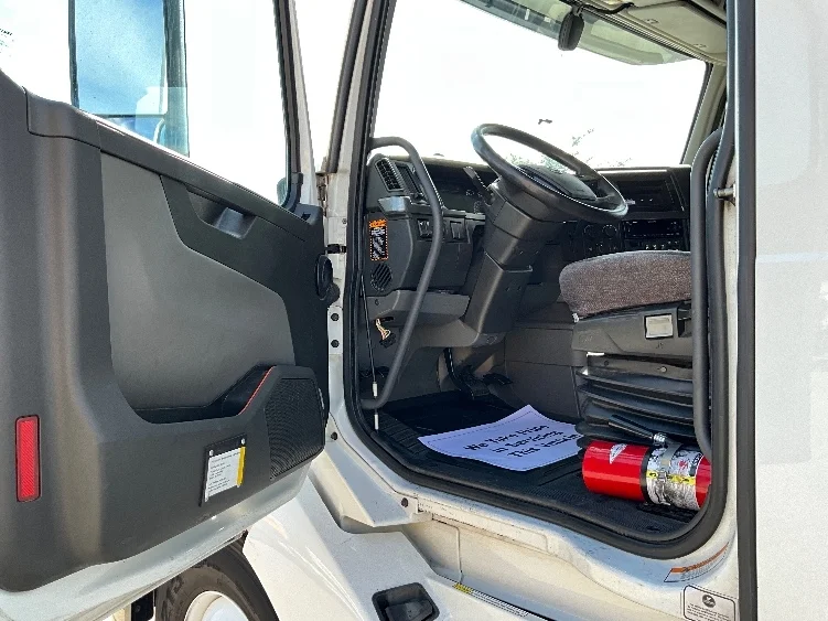 2022 Volvo VNL 760 - image 9