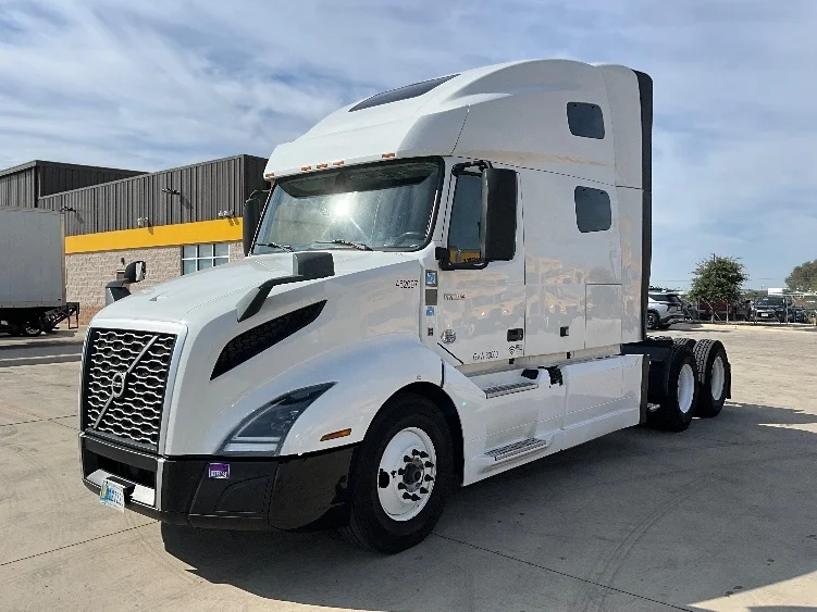 2022 Volvo VNL 760 - image 3