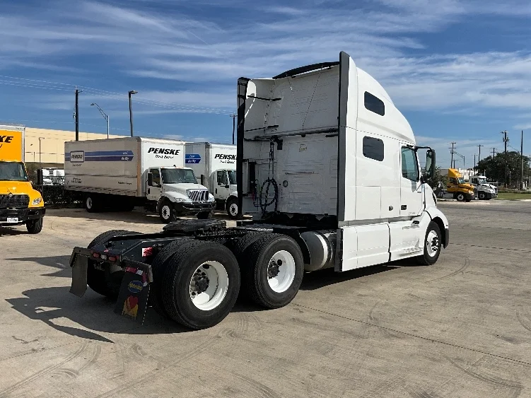 2022 Volvo VNL 760 - image 7
