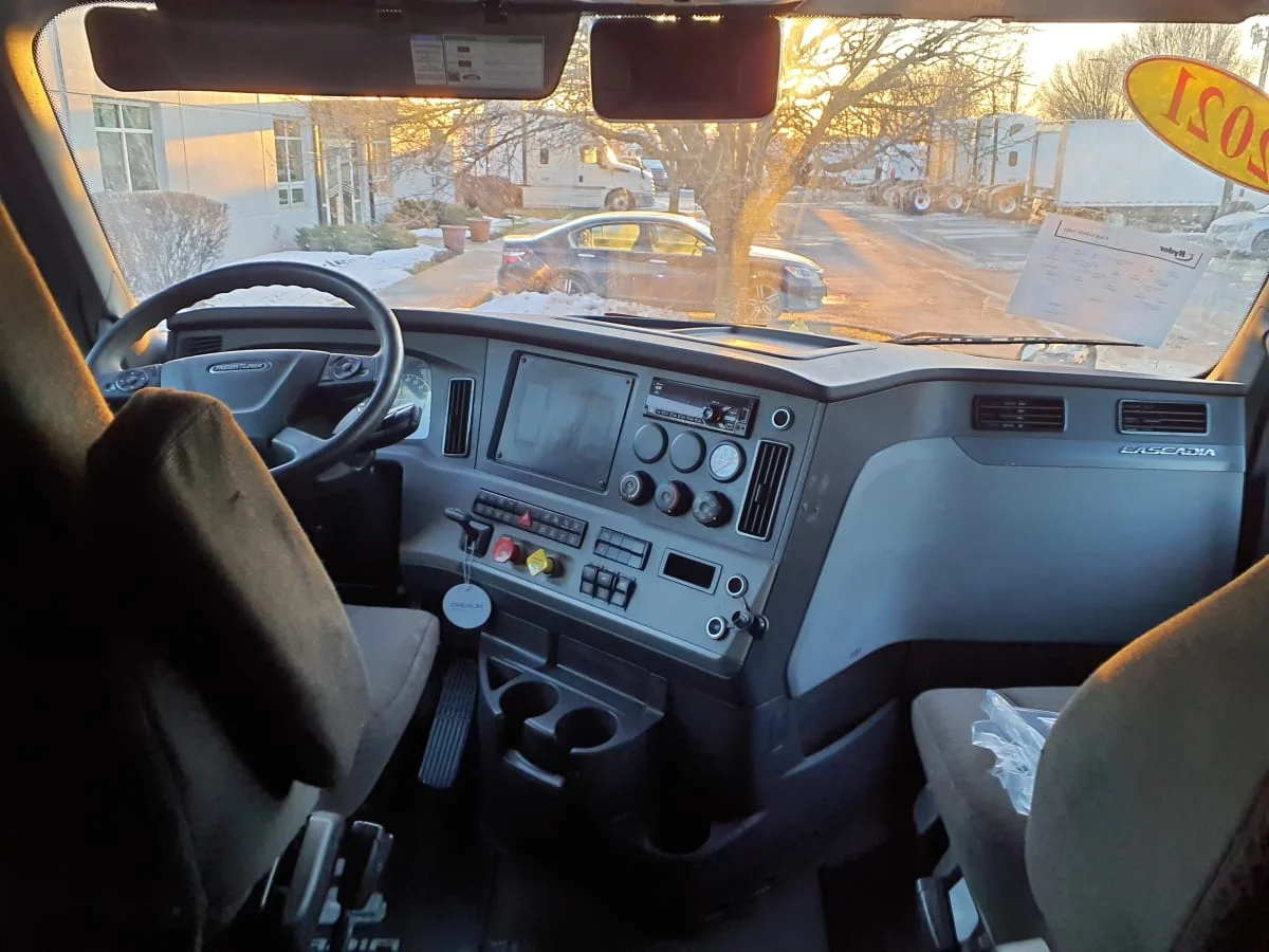 2021 Freightliner Cascadia - image 7