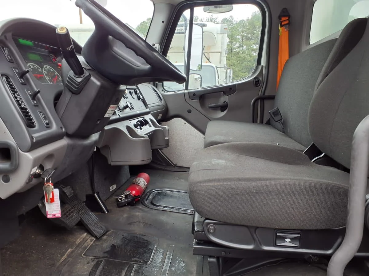 2020 Freightliner M2 106 - image 7