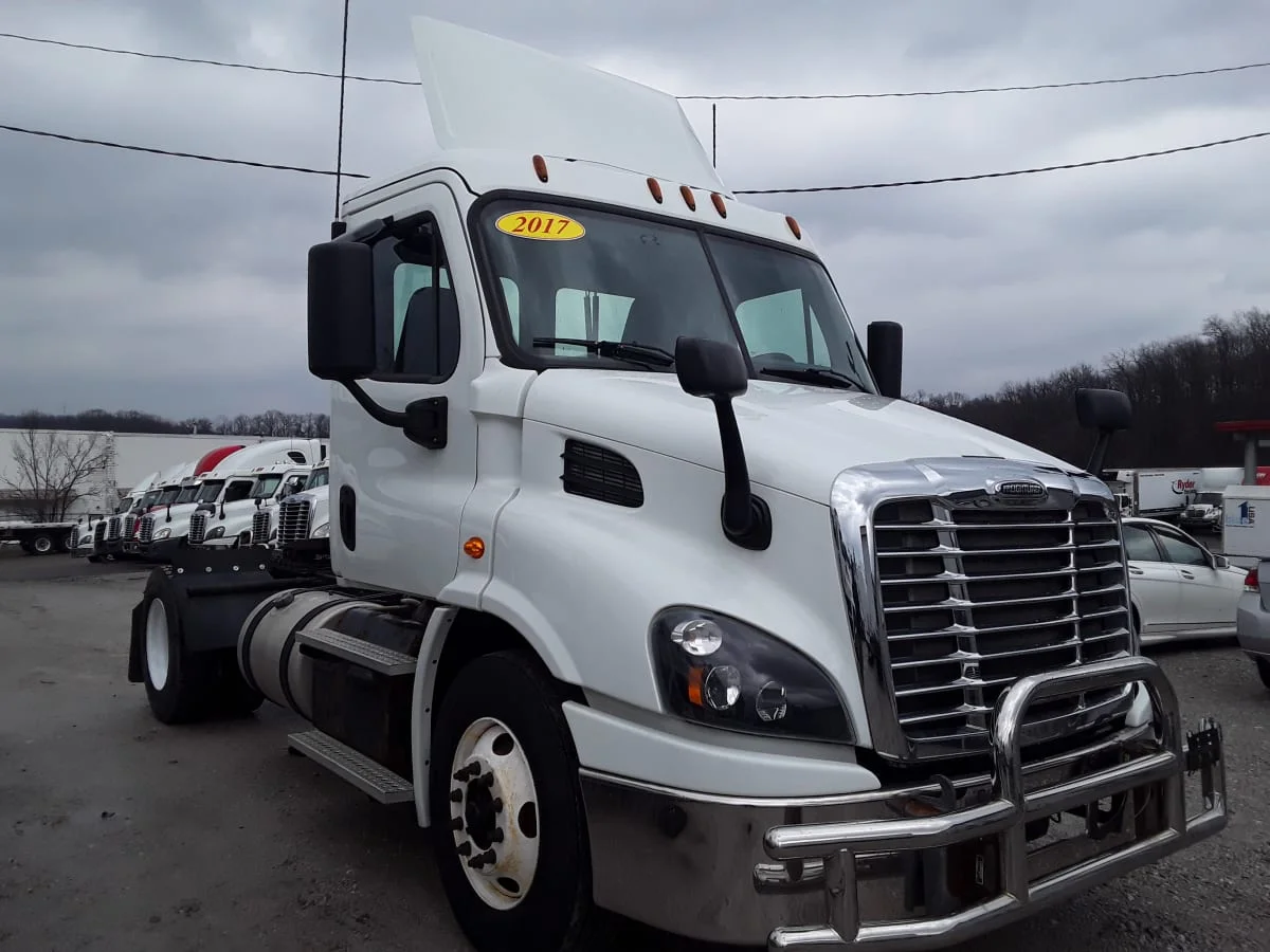 2017 Freightliner Cascadia - image 3