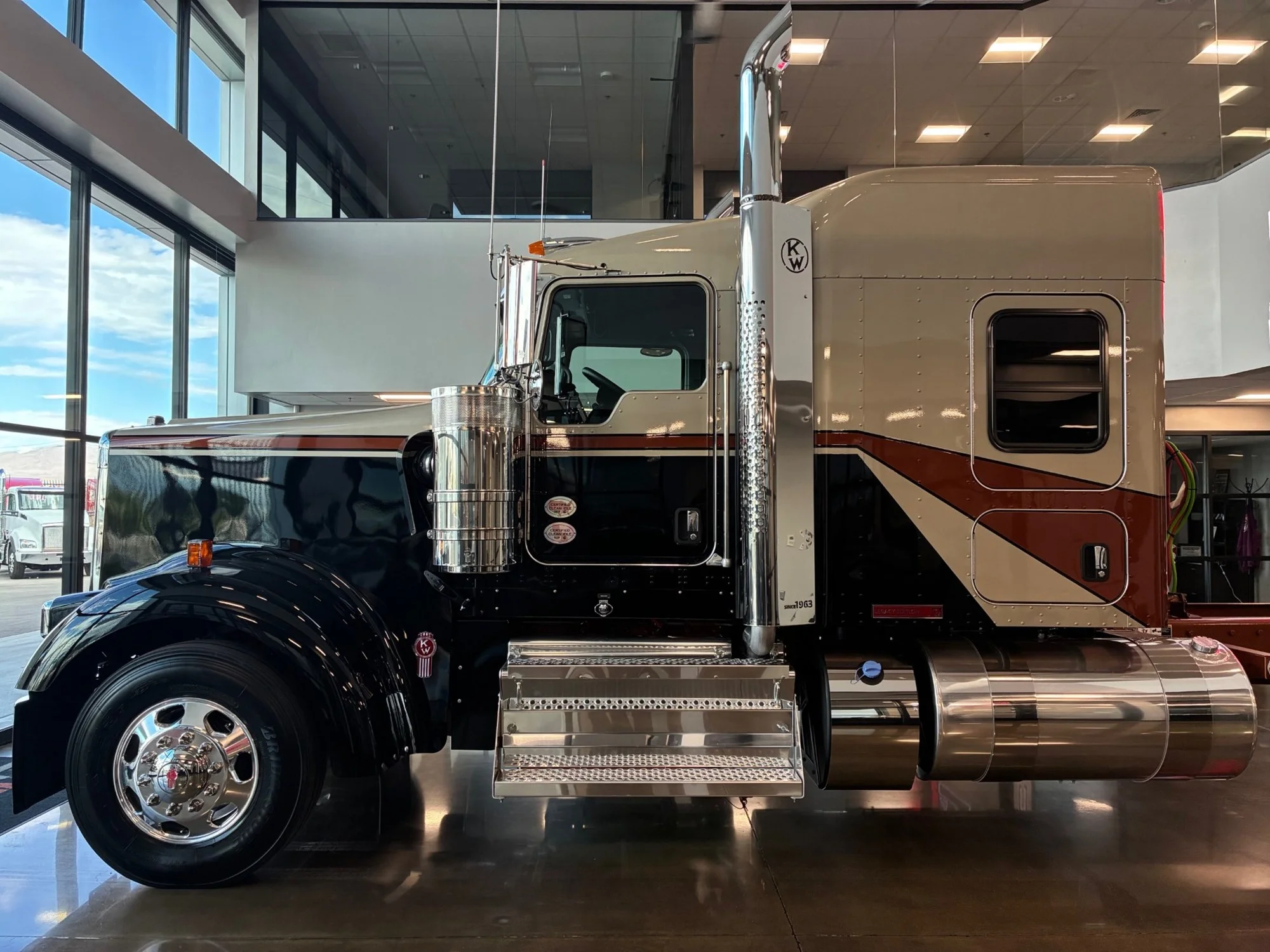 2026 Kenworth W900 - image 3