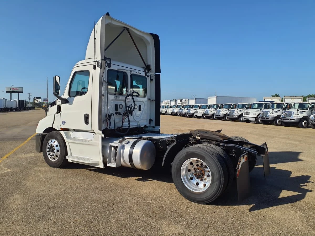 2020 Freightliner Cascadia in Wayland, MI — photo 6
