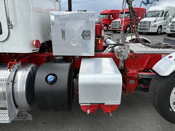 2023 Peterbilt 389 - image 16